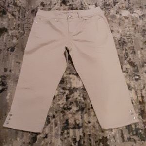 Capris. Smoke/pet free home